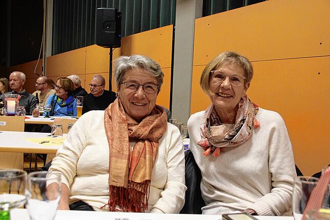 Freuen sich über die beim SÜDKURIER gewonnenen Eintrittskarten: Claudia Güdermann (rechts) und Ursula Grupp, die stellvertretend für ...