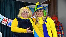 Eine Auszeichnung für tolle Frauen: Susanne Reichle (links) überreicht die Schärpe in den blau-gelben Meersburger Stadtfarben an die ...