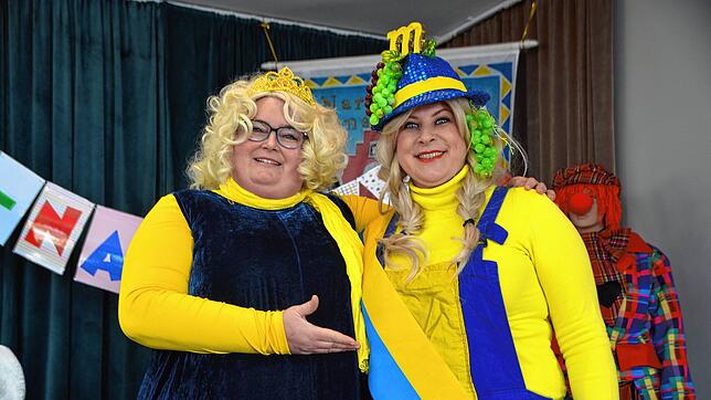 Eine Auszeichnung für tolle Frauen: Susanne Reichle (links) überreicht die Schärpe in den blau-gelben Meersburger Stadtfarben an die ...