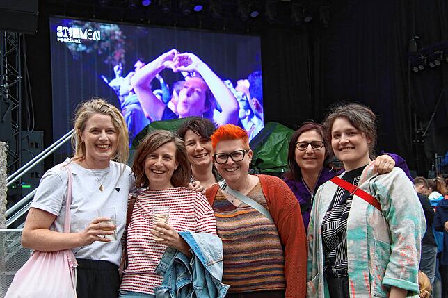 Bild 21: So glücklich macht James Bay beim Stimmen-Festival in Lörrach das Publikum - die besten Bilder