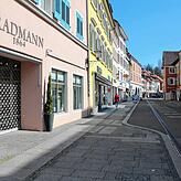 Stille in der Münsterstraße: Die Händler haben ihre Geschäfte geschlossen, wie die Parfümerie Gradmann (links).