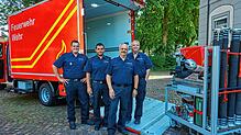 Mit Ausrüstung: Seit Sommer 2019 hat die Feuerwehr eine individuell bestückbaren Gerätewagen, hier Jannick Kolofrat, Nicola Bibbo, Marco ...