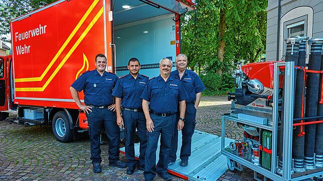 Mit Ausrüstung: Seit Sommer 2019 hat die Feuerwehr eine individuell bestückbaren Gerätewagen, hier Jannick Kolofrat, Nicola Bibbo, Marco ...