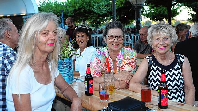 Bild 13: Beim Stadtgartenfest treffen sich die Konstanzer. Alle Fotos vom ersten Abend