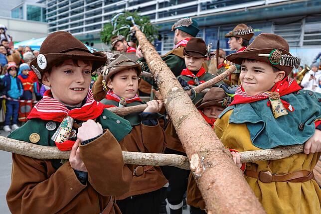 Bild 13: Die schönsten Bilder vom Narrenumzügle und Stellen des Kindernarrenbaums am seemax