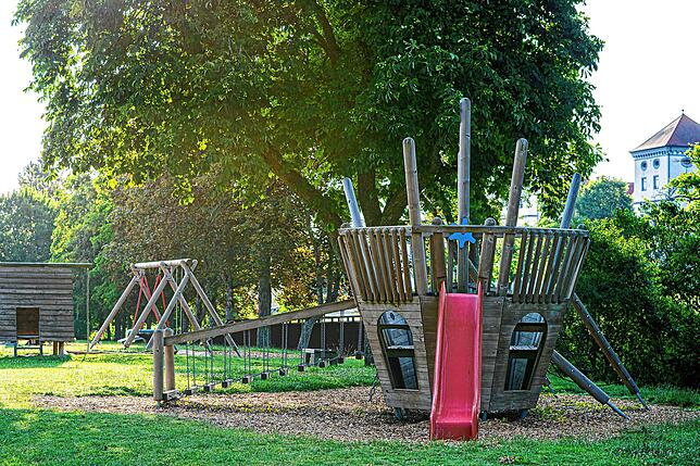 Ein sehr beliebter Treffpunkt ist der Abenteuerspielplatz unterhalb des Hofgartens.