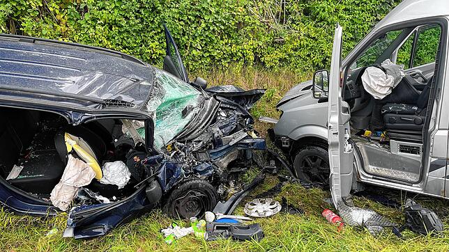 Die Feuerwehr Konstanz befreite den 70-Jährigen Fahrer aus dem blauen Dacia. Der schwerstverletzte Mann verstarb noch an der Unfallstelle.