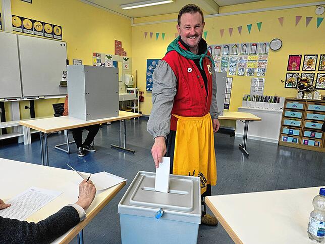 Sebastian Specker geht im Häs der Streibehexen der Narrengesellschaft Oberuhldingen zum Wählen.