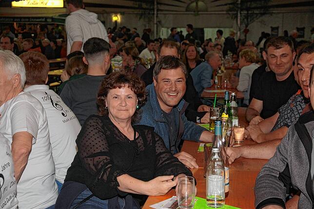 Bild 11: Bilder vom Stellen des Maibaums und Blasmusikabend zum Start des Liggersdorfer Maifestes