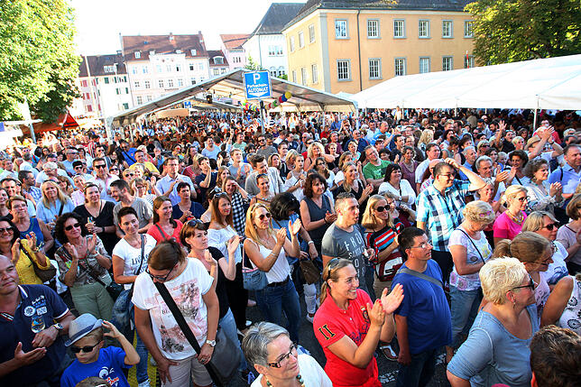 Auch 2017 war die Stimmung vor der Bühne des Weinfest einfach grandios und das Wetter spielte auch mit.