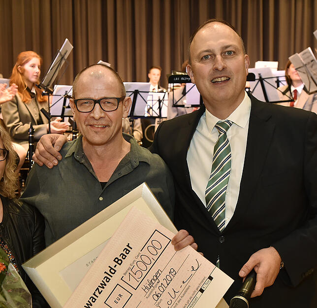 Der coole Typ mit dem sozialen Denken: Dietmar Schnottalla erhält von Bürgermeister Michael Kollmeier den Sozialpreis.