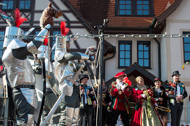 Die "Arlos" galoppierten auf ihren Steckenpferden als Leibgarde des Prinzen in voller Rüstung auf die Bühne.