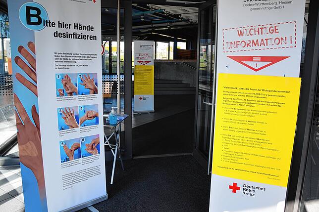 Im Eingangsbereich mussten sich alle die Hände desinfizieren und jeder bekam Fieber gemessen.