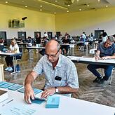 60 Wahlhelfer zählen aus. Dabei waren es im Wahllokal nur 67 Stimmen, der Großteil – nämlich 2277 Wähler hatten sich für Briefwahl ...