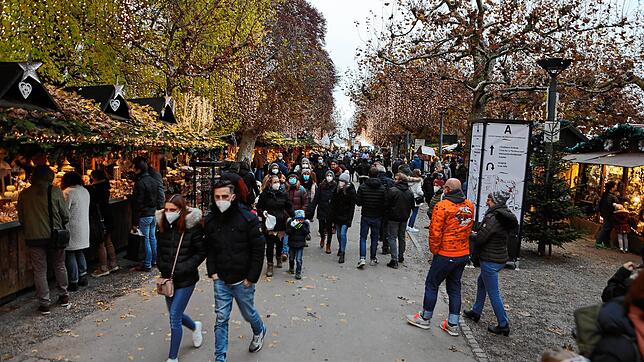 Der Konstanzer Adventsmarkt am Samstagnachmittag. Die Massen an Menschen war durchaus überschaubar.