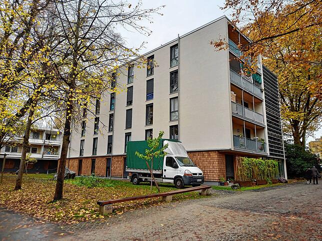 Zwei Flüchtlingsunterkünfte in sehr unterschiedlicher Qualität in der Luisenstraße: Im Vordergrund das neue Gebäude mit Wohnungen, im ...