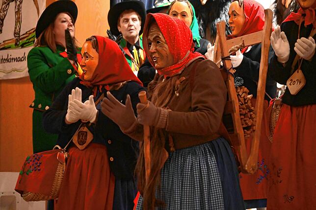Bild 14: Motto des Zunftballs: Ob Zirkus, Rummel, Freizeitpark &ndash; Jeder kann kommen wie er mag!