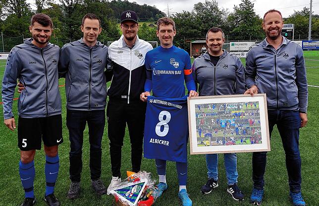 Abschied im Steinatal: Manuel Boll und Manuel Nägele (von links) vom SV Krenkingen Marc Böhler und Christian Fischer (von rechts) vom SV ...