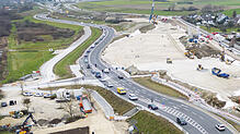 (Archivbild von Dezember 2024) Seit vergangenem Juni besteht die Ampel auf der Bundesstraße 33 bei Hegne.