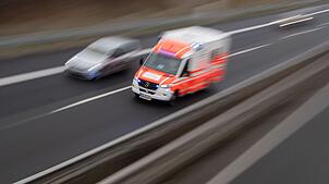 Der Fahrer kann sich schwer verletzt aus dem Auto befreien. (Symbolbild)