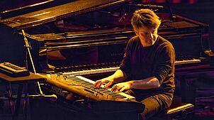Andreas Erchinger bei der Arbeit an den Tasten. Der Jazzpianist stammt aus St. Georgen, kommt durch seine Arbeit aber in der ganzen Welt ...