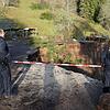 Die Polizei passt an der Abbruchkante auf: Das Gelände bleibt mindestens bis nach dem Wochenende gesperrt.