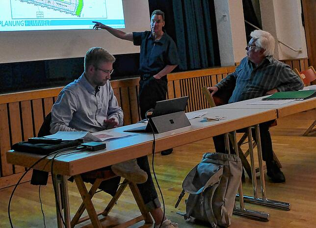 Felix Jacob (links) und Ortsvorsteher Klaus Münzer erfahren von Stadtplaner Alexander Kuckes (stehend), wie es mit dem Bebaungsplan ...