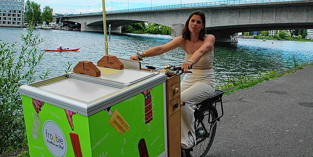 Studentin Nelly Theiss war am vergangenen Wochenende mit dem mobilen Eiswagen tagsüber am Seerhein unterwegs. „Das ist ein ...