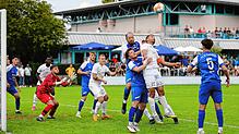 Der FC Radolfzell (blaue Trikots) und der ESV Südstern Singen trafen in der vergangenen Wochenende im Pokal aufeinander, beim 1. ...
