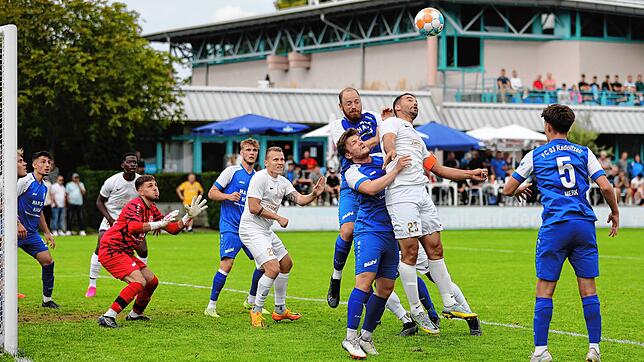 Der FC Radolfzell (blaue Trikots) und der ESV Südstern Singen trafen in der vergangenen Wochenende im Pokal aufeinander, beim 1. ...