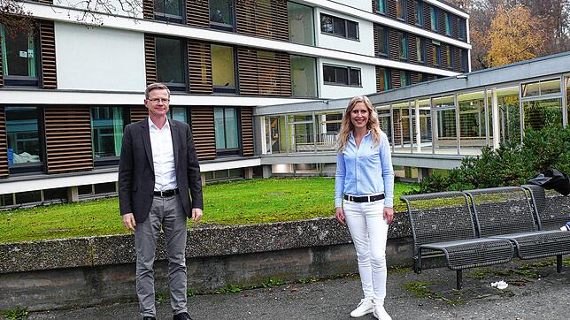 Klinikleiter Uwe Herwig und Oberärztin Hanna-Sofia Karcher vor der Station, die für die Covid-19-Erkrankten zur Isolationsstation wurde.