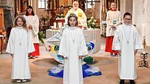 Drei Kinder empfingen am Sonntag die heilige Erstkommunion, hinten Pfarrer Marinho Dias Mértola.