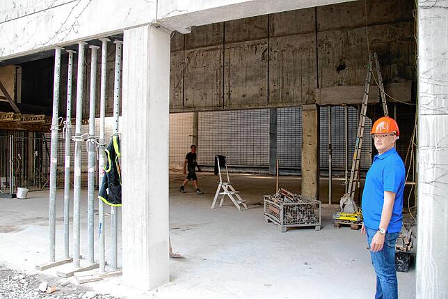 Pfarrer Christian Link steht auf der Baustelle der Christuskirche an der Stelle, an der in Zukunft ein neuer Eingang entstehen soll.