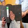 Sarah O. sitzt im Gerichtssaal. Die Frau aus Konstanz ist vom Düsseldorfer Oberlandesgericht als IS-Terroristin und wegen weiterer ...