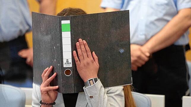 Sarah O. sitzt im Gerichtssaal. Die Frau aus Konstanz ist vom Düsseldorfer Oberlandesgericht als IS-Terroristin und wegen weiterer ...