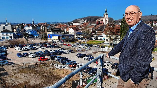 Klaus Werne steht auf der Dachterrasse seiner Firmensitzes in Tiengen. Der Immobilienunternehmer wollte bereits vor rund zehn Jahren den ...