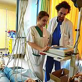 Pflegerin Adelina Ilgün und Arzt Marco Dias Cruz nehmen das EKG einer Patientin in der Notaufnahme im Helios Spital unter die Lupe.