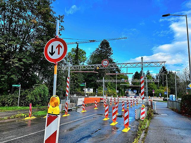 Bis vor Kurzem war die Peterzeller Straße an der Brücke nur einspurig befahrbar – aber immerhin konnte durchgefahren werden.