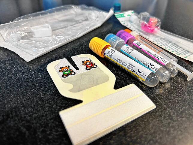 Besteck für die Blutentnahme. Jedes Jahr werden in der Kinderklinik zahlreiche alkoholisierte Jugendliche behandelt. Die Ermittlung des ...