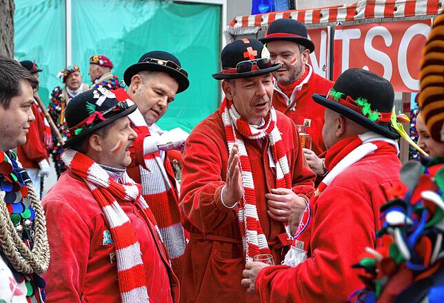 Gute Laune in Rot-Weiß: Auch der Vermessungstrupp ist immer mit dabei, wenn es ans Schülerbefreien geht.