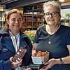 Nicole Claußnitzer, Inhaberin des Geschäfts „Genussreise“, erläutert ihrer Kundin Marlies Seetz, wie sie per App künftig den Laden ...