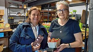 Nicole Claußnitzer, Inhaberin des Geschäfts „Genussreise“, erläutert ihrer Kundin Marlies Seetz, wie sie per App künftig den Laden ...