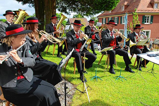 Eine Abordnung der Musikkapelle Großschönach gestaltete den Patroziniumsgottesdienst musikalisch.
