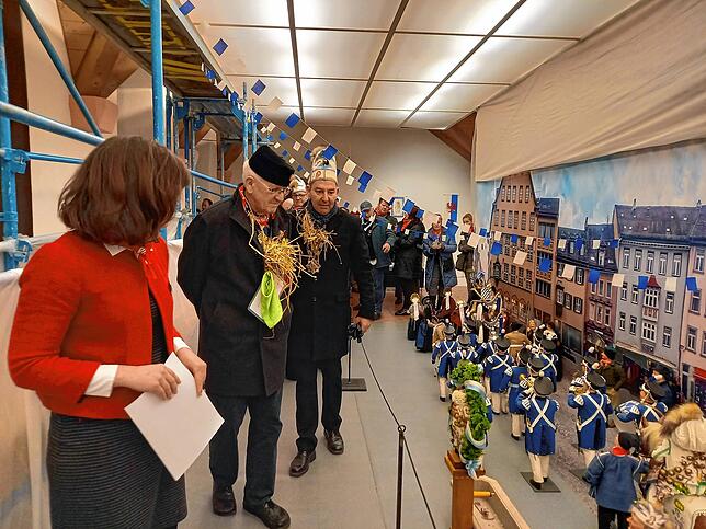 Im Franziskanermuseum bestaunt Ministerpräsident Kretschmann die Jaag-Puppen. Im Vordergrund Ina Sahl vom Museum. Rechts Zunftmeister ...