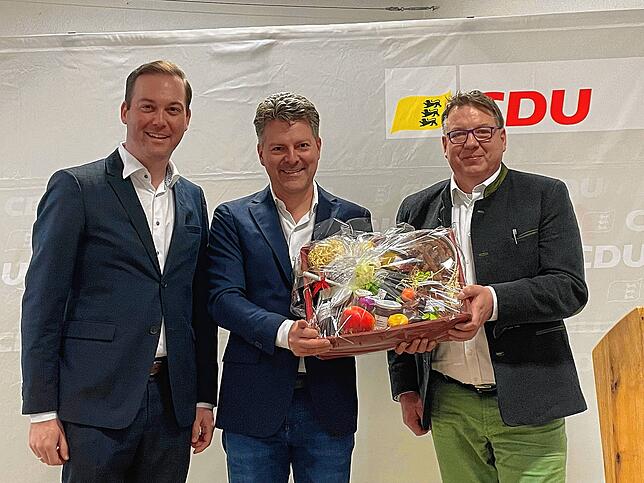 Ein Dankeschön von beiden Kreisverbänden; Felix Schreiner, Andreas Schwab und Jürgen Rausch (von links).