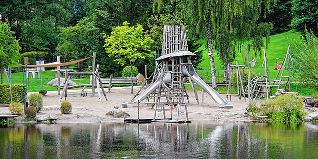 Im Zentrum des Spielplatzes im Schonacher Kurpark thront der der Strohhut – ein Klettergerüst.