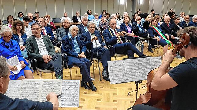 Andächtig lauschen die Gäste im Ratssaal beim Festakt zum 50-jährigen Bestehen der Partnerschaft mit Pomezia dem Cellospiel von ...