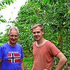 Hubert und Jonas Knoblauch zeigen auf ihrem Hof, welche Auswirkungen der feuchte Sommer auf das angebaute Obst hat.