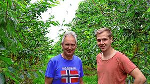 Hubert und Jonas Knoblauch zeigen auf ihrem Hof, welche Auswirkungen der feuchte Sommer auf das angebaute Obst hat.