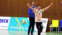 Der TSV Mimmenhausen (Joshua Rauber, vorne, und Trainer Christian Pampel) hat sich mit zwei Siegen im Rennen um den Klassenerhalt in der ...